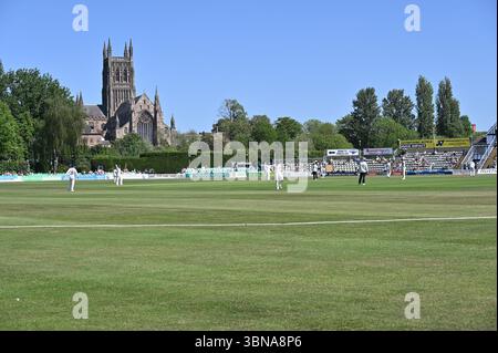 Una partita di cricket in corso al New Road County Ground, Worcester. Giorno 1 del match di campionato tra Worcestershire e Essex, l'ex battitore. Foto Stock