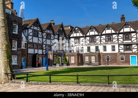 LONDRA, GRAN BRETAGNA - 16 MAGGIO 2014: La Queen's House, costruita in stile Tudor, è la residenza del comandante della Torre di Londra. Foto Stock
