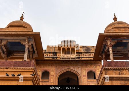 Amber Fort, situato a Jaipur, mostra la squisita architettura Rajasthani con le sue cupole, archi e dettagliate incisioni, che si ergono maestosamente Foto Stock
