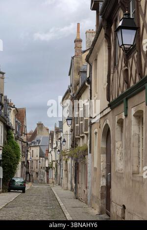 Vista su rue des Juifs verso la cattedrale gotica di Saint Etienne a Bourges, Francia. Foto Stock