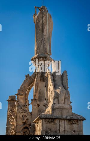 Parigi, Francia - 06 28 2025: Veduta dettagliata della statua di San Giacomo e di uno dei simboli scolpiti dei quattro evangelisti, il leone Mark da Rooft Foto Stock