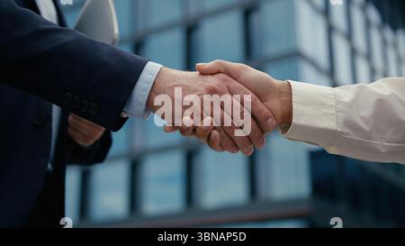 Primo piano incontro d'affari multirazziale irriconoscibile in città colleghi uomo d'affari caucasico uomo uomo uomo uomo uomo uomo donna africana donna d'affari donna donna donna d'affari donna donna donna donna Foto Stock