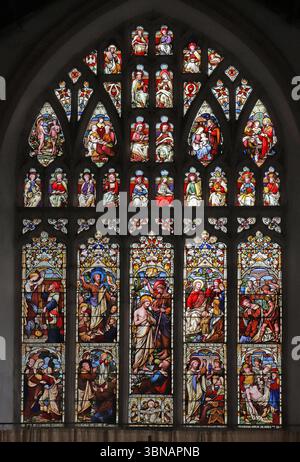 Una vetrata di Ward & Hughes, raffigurante scene della vita di Cristo, la chiesa di San Giovanni Battista, Terrington St John, Norfolk. Il Lynn New Foto Stock