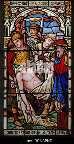 Dettaglio della vetrata est di Ward & Hughes, raffigurante la sepoltura di Cristo, la chiesa di San Giovanni Battista, Terrington St John, Norfolk. Il Foto Stock