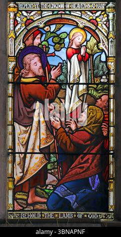 Particolare nella vetrata a est di Ward & Hughes, raffigurante scene della vita di Cristo (Giovanni Battista dichiara che Gesù è l'Agnello di Dio), Foto Stock