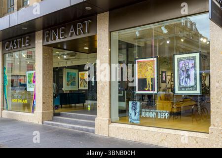 Johnny Depp e Bob Dylan opere d'arte in vendita nella Castle fine Art Gallery, Queen Street, Glasgow, Scozia, Regno Unito, Europa Foto Stock