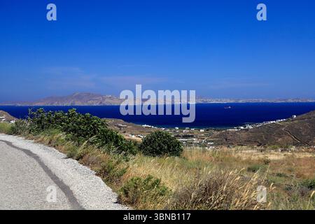 Vista verso Mykonos dalle colline sopra Laouti, l'isola di Tinos, le isole Cicladi, la Grecia. Foto Stock