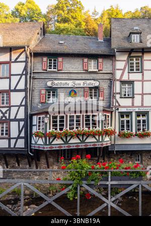 Vecchio ristorante in una tradizionale casa tedesca in legno in una piccola località turistica di Monschau, Germania occidentale Foto Stock