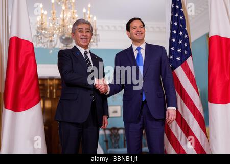 Washington, Stati Uniti. 1 luglio 2025. Martedì 1 luglio 2025 il Segretario di Stato Marco Rubio incontra il Ministro degli Esteri giapponese Iwaya Takeshi presso il Dipartimento di Stato di Washington DC. (Foto di Aaron Schwartz/Sipa USA) credito: SIPA USA/Alamy Live News Foto Stock