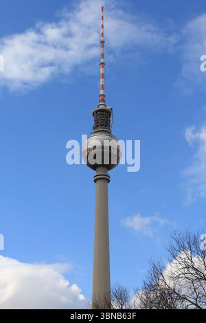La Fernsehturm (inglese: la torre della televisione) è una torre della televisione nel centro di Berlino, Germania. Foto Stock