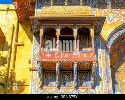 Vista del cancello panoramico al Bazaar Gangori a Jaipur, India. Vista del cancello panoramico di Tulsi Marg al Bazaar Gangori. Foto Stock