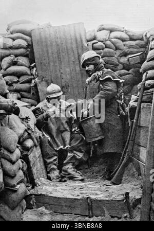 Soldati francesi in una trincea di prima linea ben fortificata durante la prima guerra mondiale, come descritto in l'Illustration, 8 gennaio 1916. Un soldato porta il caffè caldo ("jus") a una sentinella vestita con un cappotto grande, stivali di lana e pelle di pecora. Sacchi di sabbia, ferro ondulato e fucili li li circondano, un'immagine di breve conforto in mezzo alle brutali condizioni della guerra di trincea sul fronte occidentale. Foto Stock