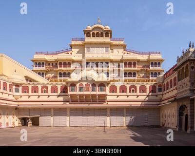 Pritam Niwas Chowk è il cortile interno del Palazzo della città di Jaipur, in particolare all'interno del Chandra Mahal, ed è noto per i suoi quattro elaborati decori Foto Stock