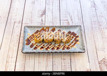 Uramaki, spesso indicato come "rotolo invertito" o "rotolo interno-esterno" Foto Stock