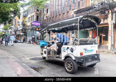 Tuktuk elettrico, trasporto elettrico, Bangkok, Thailandia Foto Stock