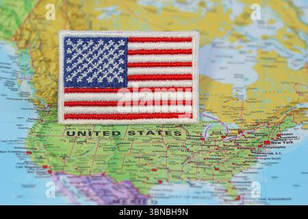 Bandiera degli Stati Uniti ecocompatibile ricamata con bandiera degli Stati Uniti sulla mappa del mondo a Washington DC, simbolo dell'orgoglio americano, del turismo e della sostenibilità Foto Stock