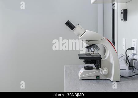 Microscopio in laboratorio medico, Pennsylvania, USA Foto Stock