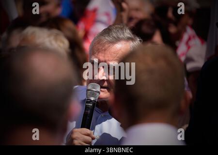 L'ex ministro della Cultura Piotr Glinski parla durante una manifestazione anti-governativa alla Sad Najwyzszy (Corte Suprema) a Varsavia, in Polonia, il 1° luglio 202 Foto Stock