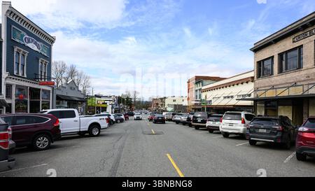 Snohomish, WA, USA - 7 marzo 2025; vista lungo la 1st St a Snohomish con auto parcheggiate e vecchi edifici Foto Stock