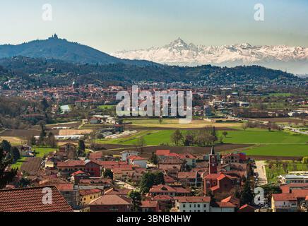 Splendida vista aerea di Torino e delle città circostanti con la Basilica di Superga e le Alpi con il Monviso sullo sfondo Foto Stock