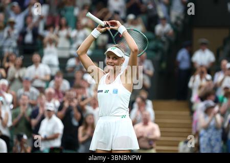 1 luglio 2025; All England Lawn Tennis and Croquet Club, Londra, Inghilterra; Wimbledon Tennis Tournament, 2° giorno; Dayana Yastremska (UKR) festeggia all'interno del Court One dopo aver sconfitto Coco Gauff (USA) in set rettilinei per raggiungere il secondo round Foto Stock