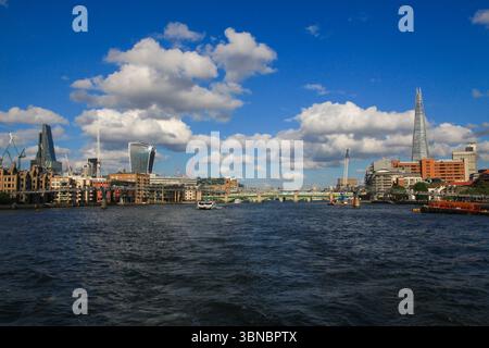 Vista dal battello turistico sul Tamigi che mostra il Southwark Bridge, il Millennium Bridge e la Fenchurch Street 20 (Walkie Talkie). Foto Stock