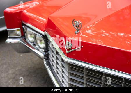 BERLINO - 10 MAGGIO 2025: Primo piano della griglia frontale, del cofano e dell'emblema di una classica Cadillac DeVille. Classic Days Berlin. Foto Stock