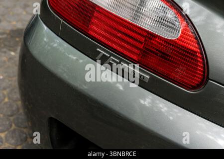 BERLINO - 10 MAGGIO 2025: Dettaglio ravvicinato delle luci di posizione posteriori sull'auto sportiva britannica MG TF 160 (anni '2000) al Classic Days Berlin. Foto Stock