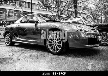 BERLINO - 10 MAGGIO 2025: Vettura sportiva compatta britannica MG TF 160 al Classic Days Berlin. Bianco e nero. Foto Stock