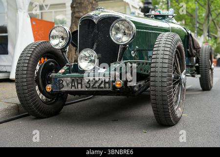 BERLINO - 10 MAGGIO 2025: Elegant Riley 9 Touring (1937) alla mostra Classic Days Berlin. Berlina sportiva britannica pre-guerra con uno stile distintivo. Foto Stock