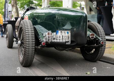 BERLINO - 10 MAGGIO 2025: Vista posteriore dell'elegante Riley 9 Touring (1937) al Classic Days Berlin. Berlina sportiva britannica prebellica con coda distintiva. Foto Stock