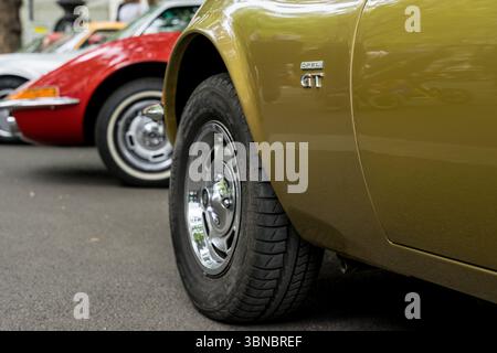 BERLINO - 10 MAGGIO 2025: Fila di auto classiche Opel GT (1968-1973) ai Berlin Classic Days. Coupé sportive tedesche in formazione. Concentrati sul primo piano. Foto Stock