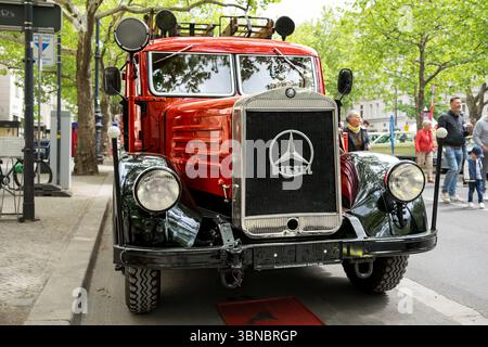 BERLINO - 10 MAGGIO 2025: Storico camion dei vigili del fuoco Daimler-Benz LS3750 (1941) al Classic Days Berlin. Raro veicolo di emergenza dell'era della seconda Guerra Mondiale con contrassegni originali. Foto Stock