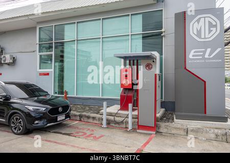 Un'auto MG EV nera è parcheggiata di fronte a una stazione di ricarica MG EV, showroom MG EV, Hua Hin, Thailandia Foto Stock