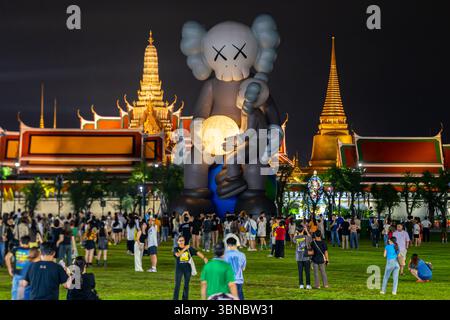 Kaws Holiday Thailand, scultura storica del parco Sanam Luang di Bangkok Foto Stock