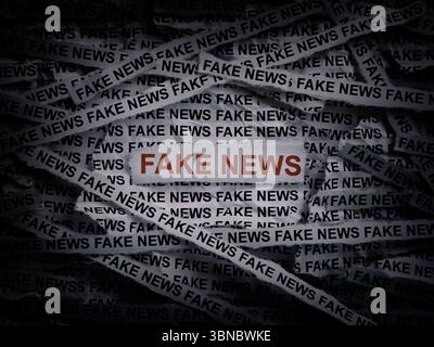 Strisce di giornale con le parole Fake News scritte sopra. Primo piano. Foto Stock