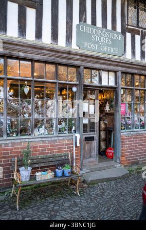 Negozi e ufficio postale di Chiddingstone in tipico stile Tudor e metà in legno nel villaggio vicino a Tunbridge nel West Kent, Inghilterra, Regno Unito Foto Stock