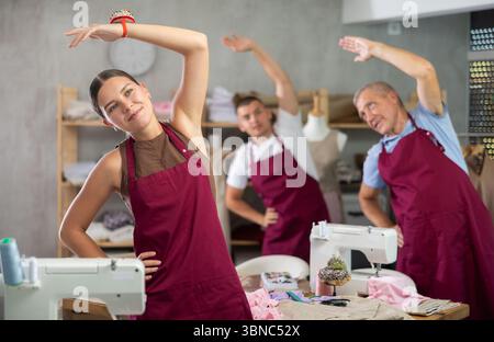 I sarti si riscaldano in officina Foto Stock