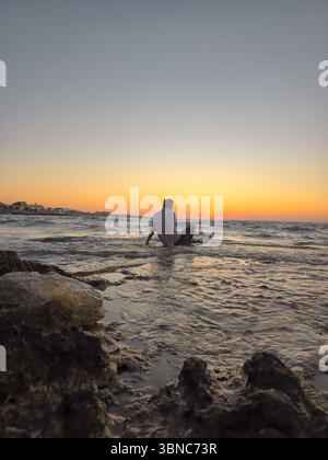 Splendido tramonto con cielo giallo e blu sull'oceano. Foto Stock