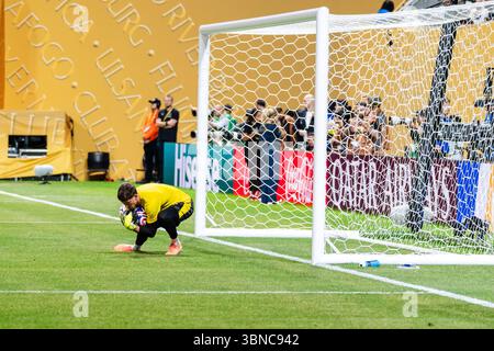 Atlanta, Georgia, Stati Uniti. 1 luglio 2025. Il portiere GREGOR KOBEL (1) del Borussia Dortmund pratica prima della partita di Coppa del mondo per club FIFA Borussia Dortmund vs C.F. Monterrey allo stadio Mercedes Benz. (Credit Image: © Malachi Gabriel/ZUMA Press Wire) SOLO PER USO EDITORIALE! Non per USO commerciale! Foto Stock