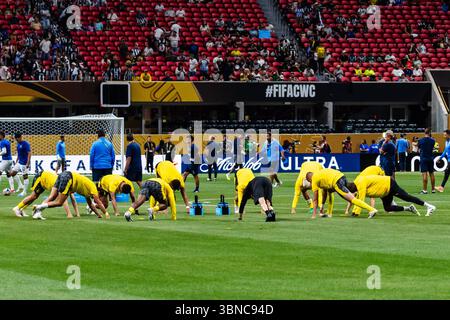 Atlanta, Georgia, Stati Uniti. 1 luglio 2025. I giocatori del Borussia Dortmund si allungano prima della partita della Coppa del mondo per club FIFA Borussia Dortmund vs C.F. Monterrey al Mercedes Benz Stadium. (Credit Image: © Malachi Gabriel/ZUMA Press Wire) SOLO PER USO EDITORIALE! Non per USO commerciale! Foto Stock