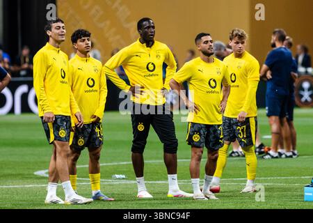 Atlanta, Georgia, Stati Uniti. 1 luglio 2025. I giocatori del Borussia Dortmund si trovano di fronte alla partita della Coppa del mondo per club FIFA Borussia Dortmund vs C.F. Monterrey allo stadio Mercedes Benz. (Credit Image: © Malachi Gabriel/ZUMA Press Wire) SOLO PER USO EDITORIALE! Non per USO commerciale! Foto Stock