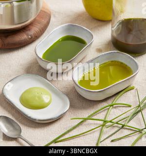 Semplice olio di erbe vegane realizzato con erbe fresche e olio a base vegetale, un elemento essenziale da cucina per condire, immergere o aggiungere sapore a insalate e piatti. Foto Stock