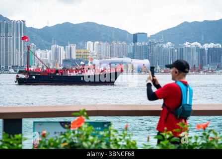 Hong Kong, Cina. 1 luglio 2025. Circa 28 barche da pesca sfilano nel Victoria Harbour il 1° luglio 2025 per celebrare il 28° anniversario del ritorno di Hong Kong nella madrepatria. Crediti: Hou Yu/China News Service/Alamy Live News Foto Stock