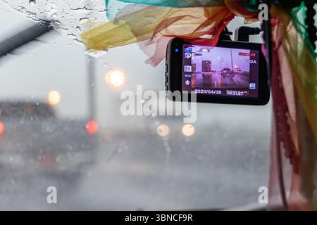 La telecamera di bordo monitora il traffico durante la guida in autostrada. Guida su una strada bagnata quando piove con una camma sul parabrezza. Foto Stock