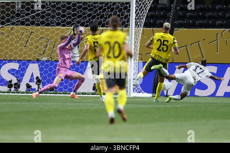 Atlanta, Stati Uniti. 1 luglio 2025. Gregor Kobel (1° L), portiere del Borussia Dortmund, salta la partita del 16° turno tra il Borussia Dortmund di Germania e il CF Monterrey del Messico alla Coppa del mondo per club FIFA 2025 al Mercedes-Benz Stadium di Atlanta, Georgia, Stati Uniti, 1° luglio, 2025. credito: li Ming/Xinhua/Alamy Live News Foto Stock
