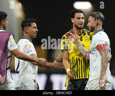 Atlanta, Stati Uniti. 1 luglio 2025. Sergio Ramos del CF Monterrey (1° R) saluta con il compagno di squadra Ricardo Chavez (2° L) durante il round dei 16 match tra il Borussia Dortmund di Germania e il CF Monterrey del Messico alla Coppa del mondo per club FIFA 2025 al Mercedes-Benz Stadium di Atlanta, Georgia, Stati Uniti, 1° luglio, 2025. crediti: Huang Zongzhi/Xinhua/Alamy Live News Foto Stock