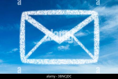 Il design piatto mostra nubi a forma di busta che si formano contro il cielo blu con nuvole di cirrus Foto Stock