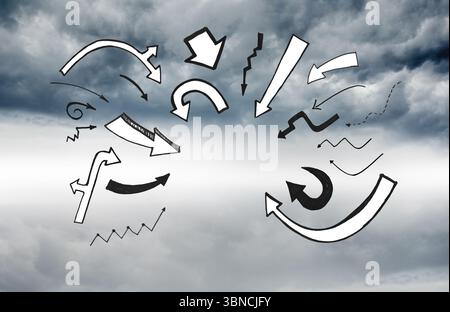 Le frecce in bianco e nero disegnate a mano fluttuano nel cielo tempestoso dello schizzo, evidenziando un contrasto audace Foto Stock