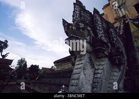 Guardiani di Stone Naga a Wat Chedi Luang, Chiang mai Foto Stock
